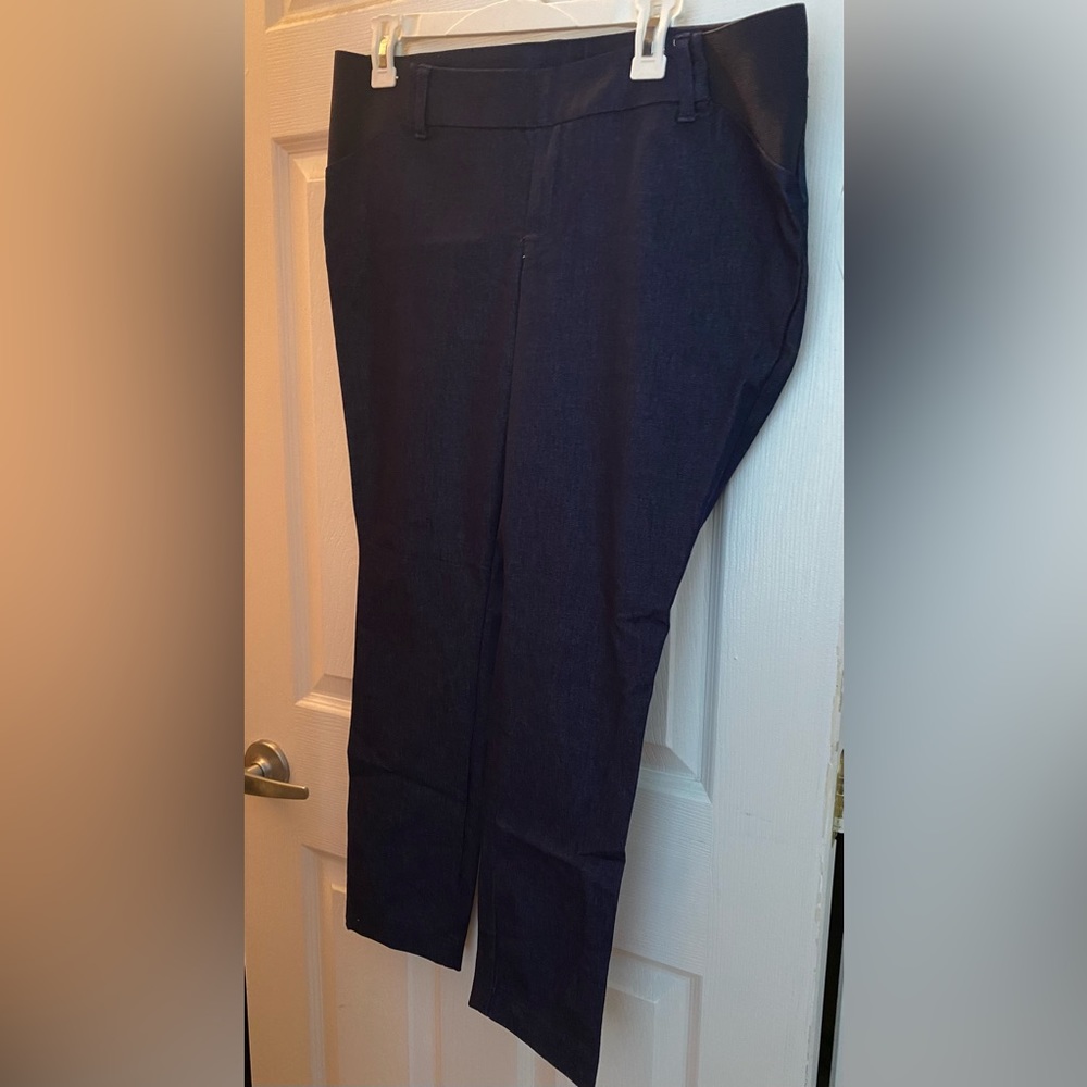 Old Navy Maturnity jegging pants with elastic waist for extra comfort.